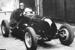 191. Type 51 Esson-Scott in the monoposte outside Jack Lemon Burton’s workshop.