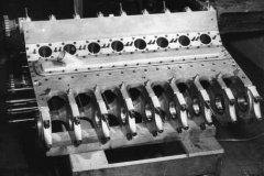 405. Type 59/50B T50B engine cylinder block/cylinder head with camshafts and main bearing caps.